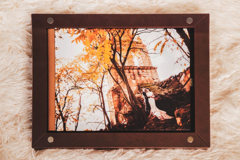 Album Go Book. Con caja y tapa de metacrilato que hace pueda ser una pieza decorativa.