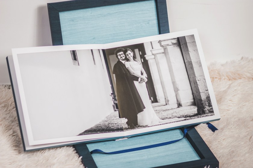 Album Young Book 30X30. Acabado en arce en tonos azules. Imagen a doble página de postboda en León. H+J