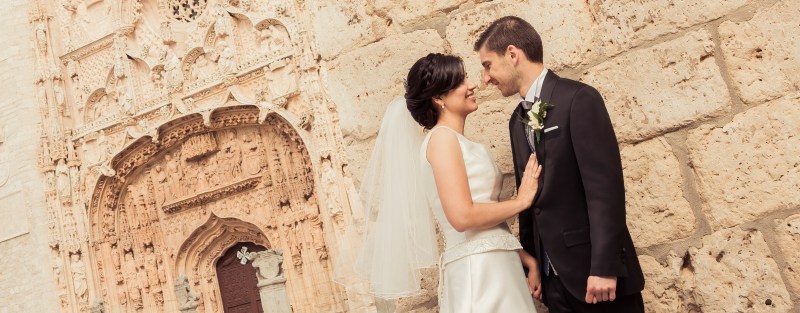 Pareja de novios posando frente a la iglesia de San Pablo (Valladolid) R+G