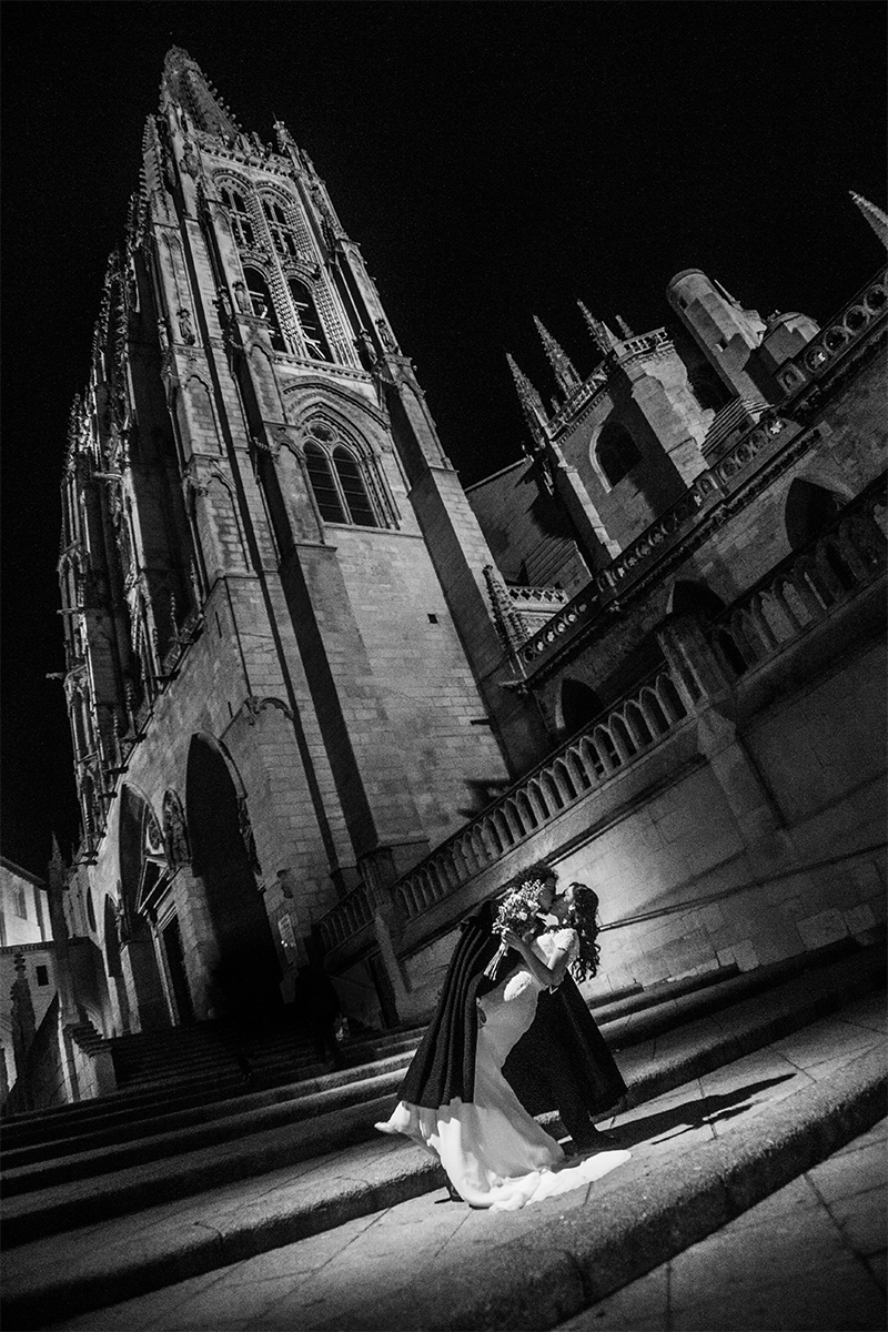 H+J. Beso. Catedral de Burgos. Nocturna