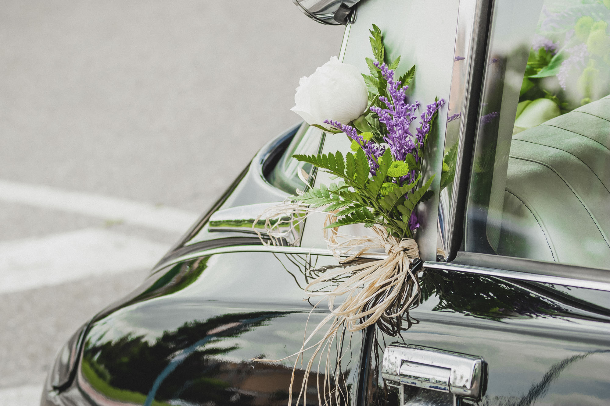 Adorno floral en el coche.