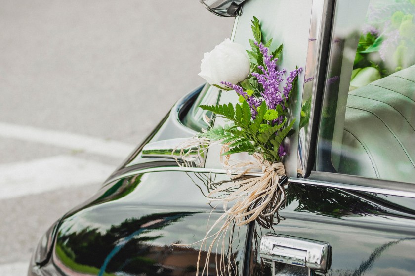 Adorno floral en el coche.
