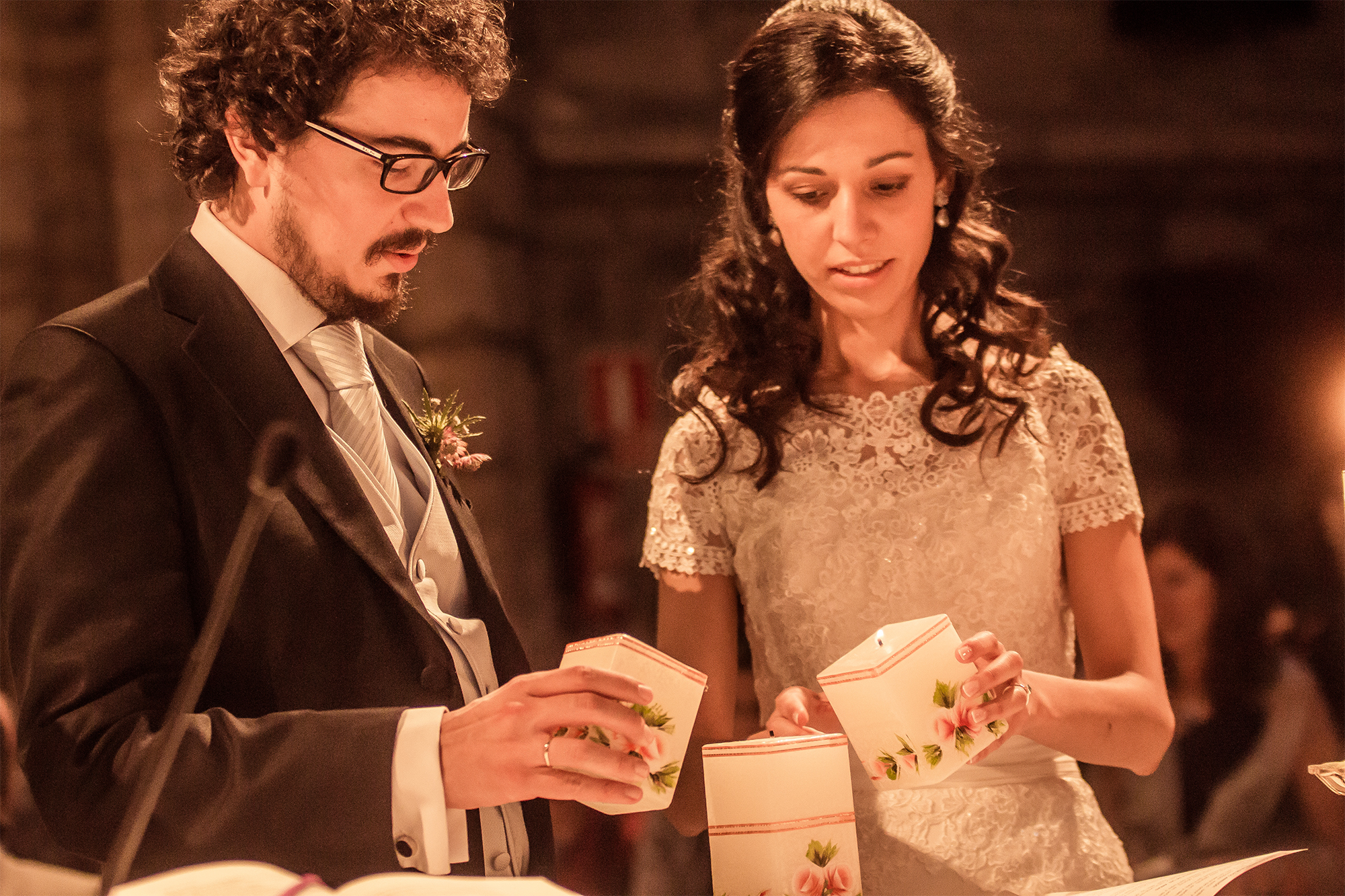 Rito de las velas o de la luz en una boda religiosa. H+J