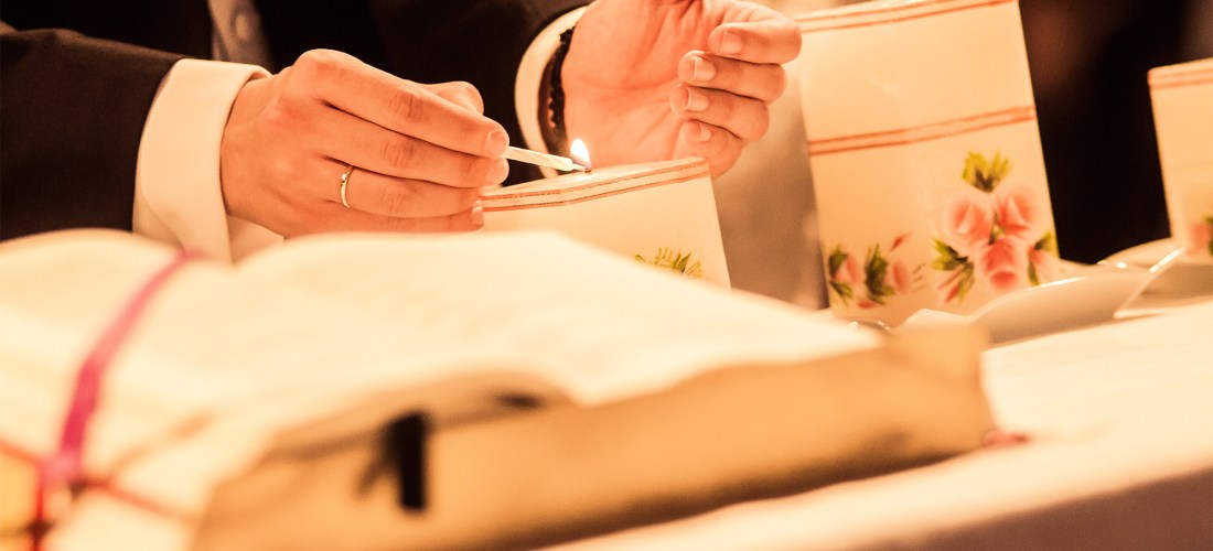 Rito de las velas o de la luz en una boda religiosa. H+J